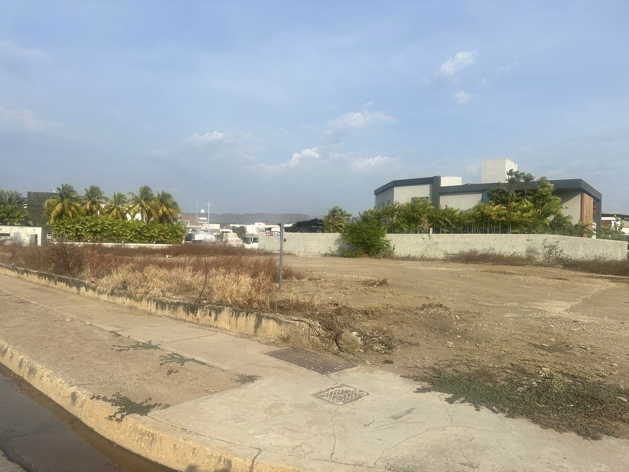 Parcela con muelle  Res. Las Villas